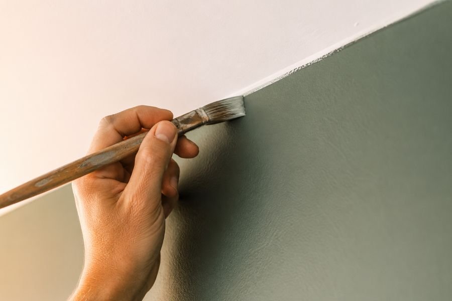 Detalle de acabado con brocha en la unión de pared y techo