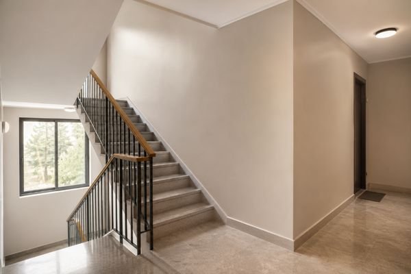 Escalera y rellano de una comunidad de vecinos recién pintados en Calafell