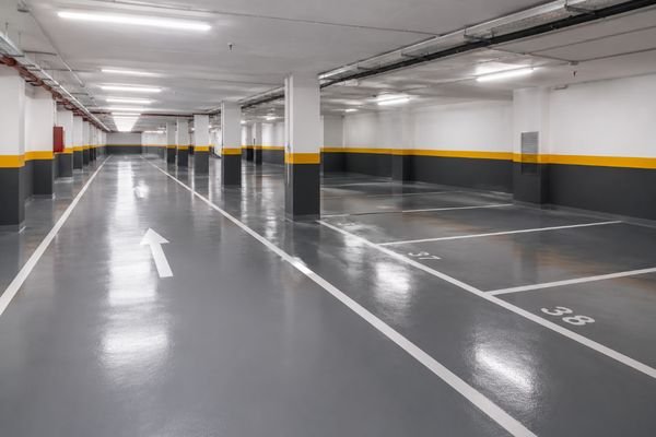 Parking comunitario en Calafell con señalización y numeración de plazas pintadas